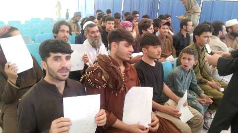 Hundreds of Afghans released from Pakistani prisons return home