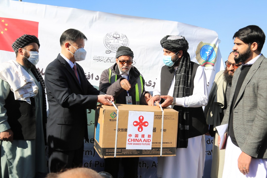 Chinese ambassador hands over 800,000 doses of COVID-19 vaccines to Afghan officials 