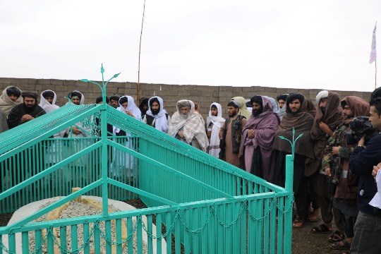 Prime minister, cabinet members visit Mullah Muhammad Omar’s grave