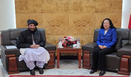 افغان او چينايي ديپلوماتانو د اړيکو پر پياوړتيا خبرې کړي
