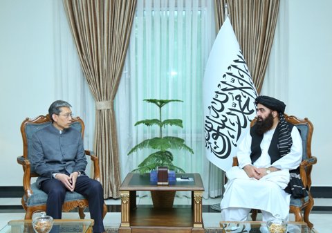 د چين سفير اميرخان متقي ته د کابل او اسلام اباد د مذاکراتو په اړه معلومات ورکړل