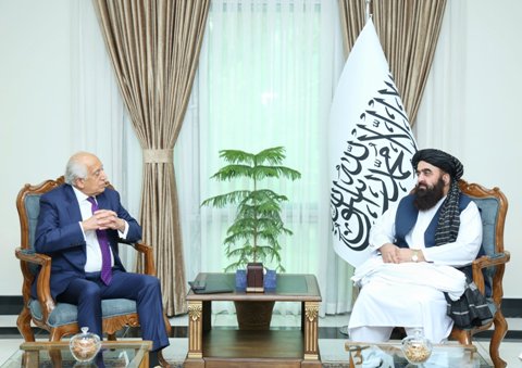 امير خان متقي په کابل کې د زلمي خليلزاد سره وکتل
