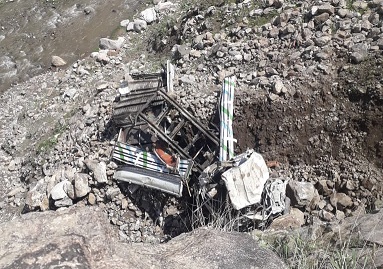 د موټر چپه کېدو پېښه کې يو تن مړ او ۱۴ ټپيان شول