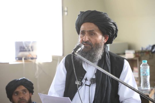 ملا برادر: نړيواله ټولنه دې پر افغانستان لګيدلي بنديزونه پای ته ورسوي