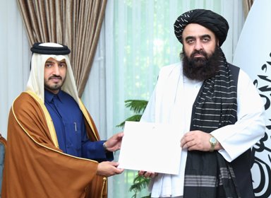 د قطر نوي سفير اميرخان متقي ته خپل باور ليک وسپارلو