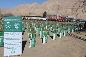 سمنګان کې په سلګونو زلزله ځپلو کورنيو مرستې وويشل شوې