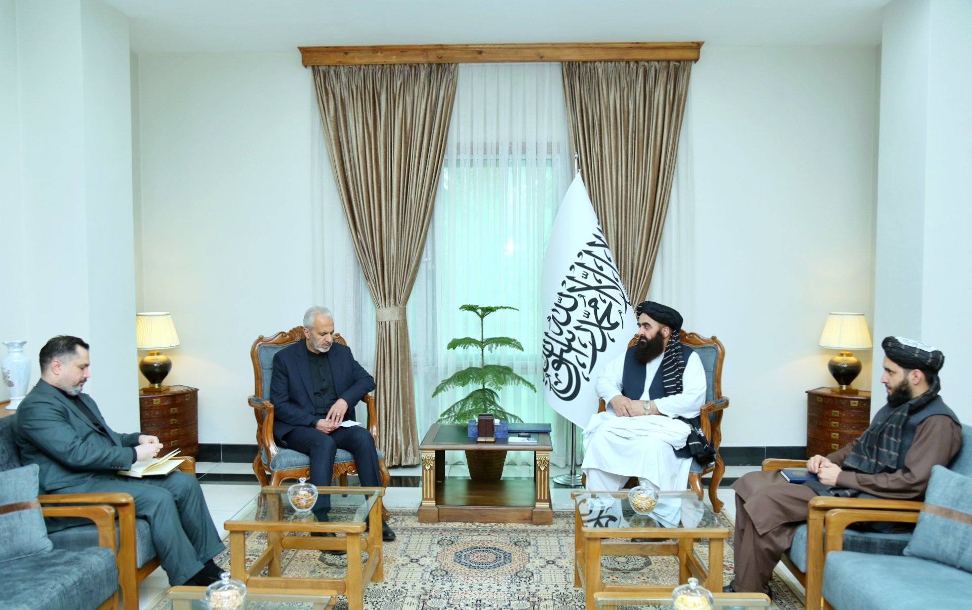 اميرخان متقي د ايران سفير سره په سيمه ایزو موضوعاتو خبرې وکړې