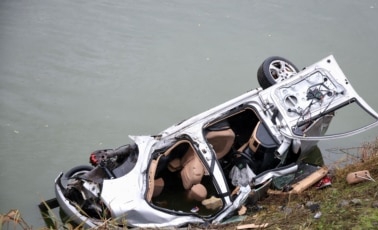 هلمند کې د اوبو ويالې ته د موټر غورځېدو له کبله پنځو تنو ته مرګ ژوبله اوښتې